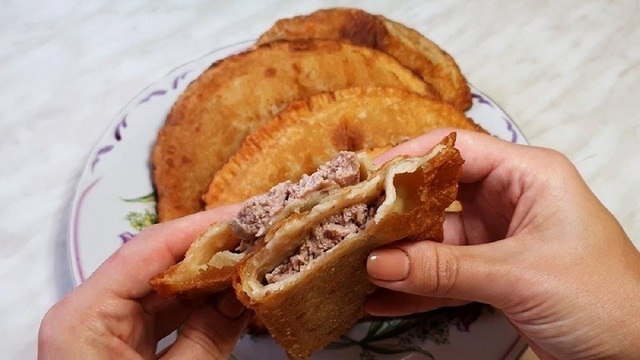 ​​Чебуреки с мясом

Ингредиенты

мука пшеничная 500 гр.
соль 1 ч.л.
крутой...