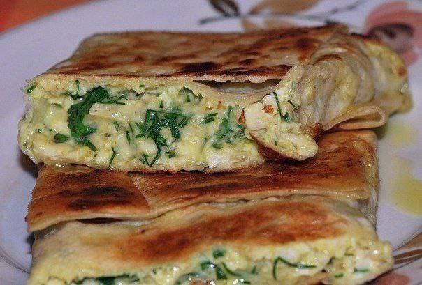 Конвертики из лаваша

Ингредиенты:

Начинка:
отварная куриная грудка, 
натертый...