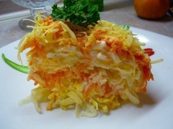 Слоёный салат из моркови с яблоком 