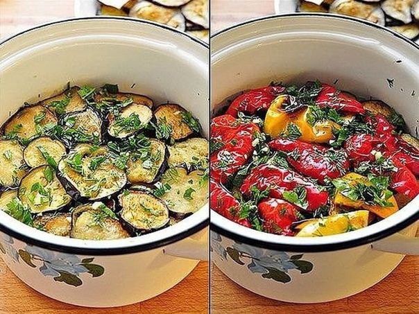 ​​Закуска из маринованных баклажанов и перцев-гриль. 
⠀ 
Чумовая закуска!